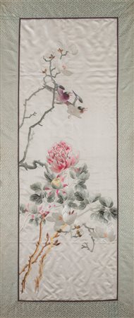 Arte Cinese Ricamo floreale su seta Cina, XIX secolo . -. Cm 33,30 x 97,00....