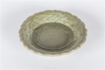 Arte Cinese Piccolo piatto in terracotta con invetriatura celadon intagliato...