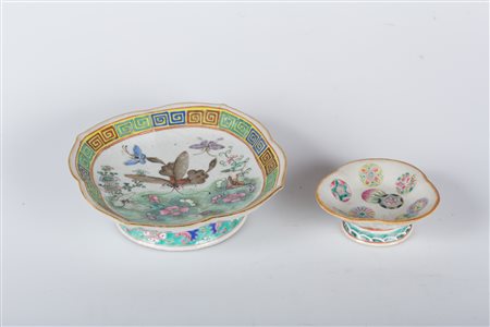 Arte Cinese Due alzate in porcellana policroma Cina, XIX secolo . -. Cm 19,50...