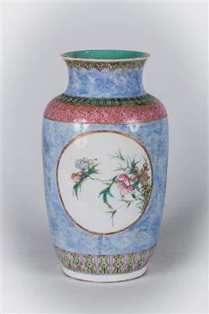 Arte Cinese Vaso in porcellana dipinto con riserve floreali su fondo color...