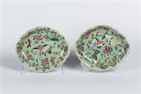 Arte Cinese Coppia di piatti in ceramica con profilo lobato dipinti con fiori...
