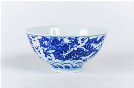 Arte Cinese Coppa in porcellana bianco/blu dipinta con dragoni Cina, dinastia...