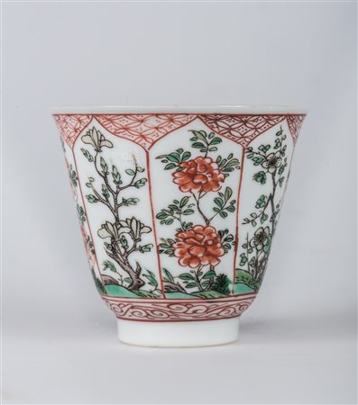 Arte Cinese Tazza in porcellana policroma con decorazione floreale entro...