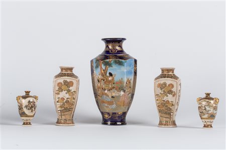 Arte Giapponese Lotto di 5 vasi Satsuma Giappone, XIX secolo. -. Cm 23,00....