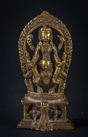 Arte Himalayana Scultura in bronzo raffigurante Vishnu Nepal, XVIII secolo ....