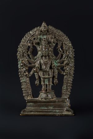 Arte Himalayana Piccolo bronzo raffigurante probabilmente Vishnu Nepal, XVII...