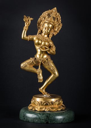 Arte Himalayana Scultura in bronzo dorato raffigurante la dakini Vajravarahi...