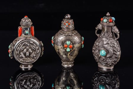 Arte Cinese Lotto di tre tabacchiere mongole in argento incrostato con...