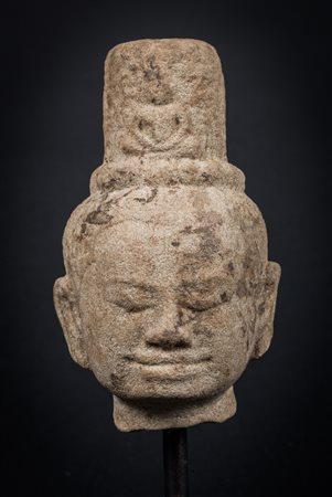 Arte Sud-Est Asiatico Testa in arenaria Cambogia, periodo Khmer, XIII secolo...