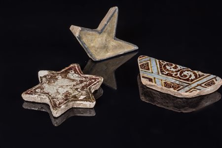 Arte Islamica Lotto composto da tre frammenti di mattonelle a stella...