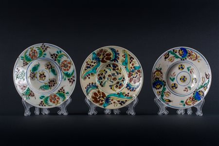 ARTE ISLAMICA Tre piatti Kutahya in ceramica. Turchia ottomana, Kutahya,...