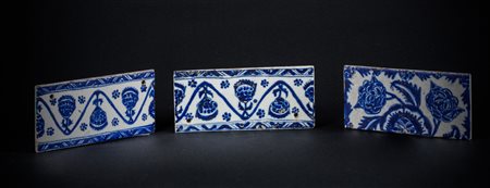 Arte Islamica Tre mattonelle in ceramica con decoro floreale Turchia,...