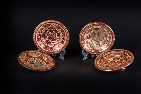 Arte Islamica Lotto composto da quattro piccoli piatti Ispano moreschi...