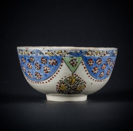 ARTE ISLAMICA Piccola ciotola Kutahya in ceramica policroma Turchia Ottomana,...