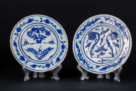 ARTE ISLAMICA Coppia di piatti in ceramica decorati con fiori di oppio...