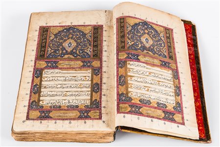 Arte Islamica Grande Corano con copertina in papier maché con sfondo dorato...