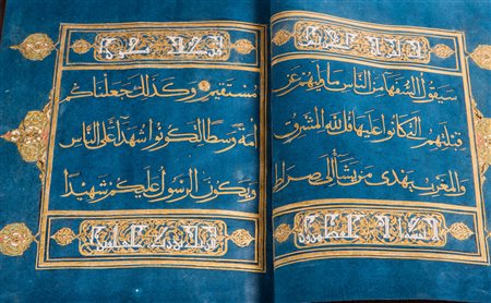 Arte Islamica Sezione di Corano in calligrafia intagliata dorata su carta blu...