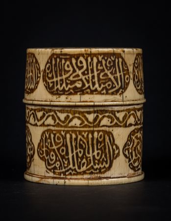 Arte Islamica Scatola circolare (pyxis) intagliata in avorio Impero Ottomano,...