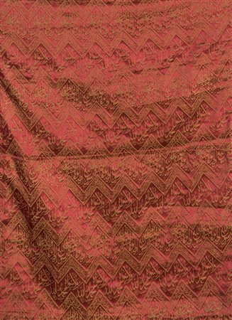 Arte Islamica Tessuto in lampasso di seta su fondo rosso con iscrizioni...