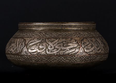 Arte Islamica Ciotola cairoware con intarsi in argento e rame Egitto, tardo...