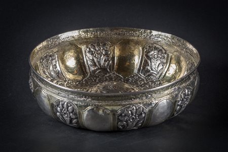 Arte Islamica Ciotola hammam in argento repousse Impero Ottomano, inizio XIX...