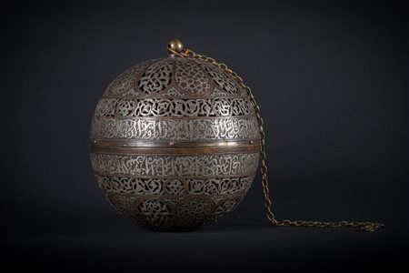 Arte Islamica Incensiere sferico in ottone damaschinato Egitto, XIX secolo ....