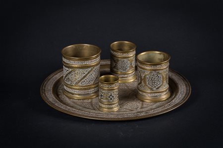 Arte Islamica Vassoio e coppe Cairoware in ottone intarsiato in rame ed...