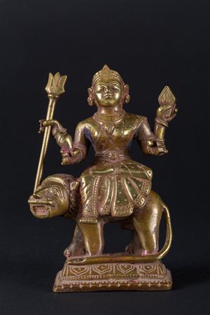 Arte Indiana Statua in bronzo raffigurante Durga su leone India, Orissa, XIX...