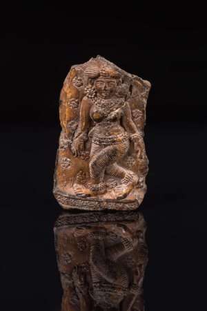 Arte Indiana Frammento di osso o avorio raffigurante una figura femminile...