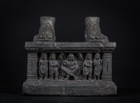 Arte Indiana Base di statua in scisto grigio Arte del Gandhara, II-VIII...