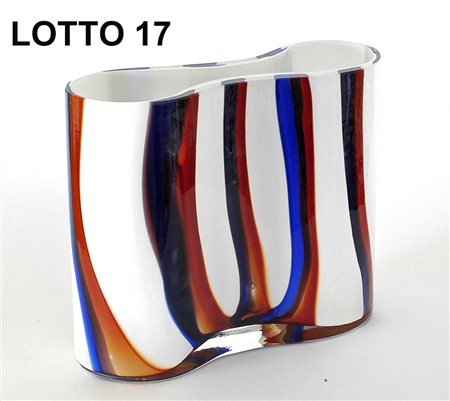 SCARPA VASO IN VETRO COLORATO BIANCO, BLU E ROSSO SIGLATO 73 / 100 H. 22