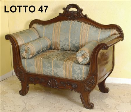 DIVANETTO A BARCHETTA IN NOCE L. 120 – P. 50 – A. 100 EMILIA EPOCA LUIGI...