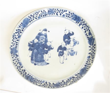 PIATTO, Piatto biancoblu con personaggi Cina XVIII sec. d. cm 23,5