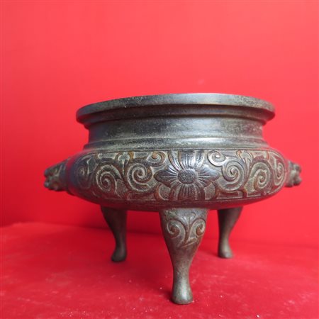 INCENSIERE, Incensiere in bronzo a patina scura, Cina, XX sec. cm 18x12