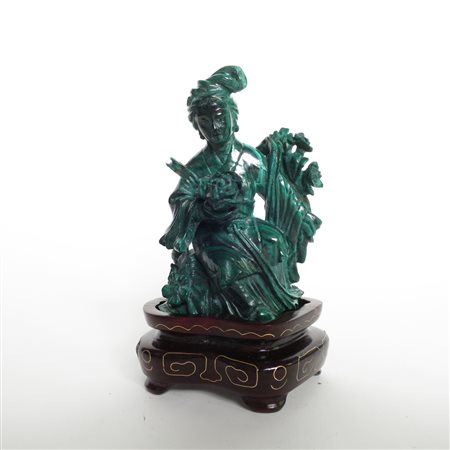 SCULTURA, Gruppo in malachite Cina XX sec. h. cm 9,5