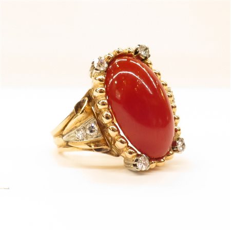 ANELLO, Anello in oro giallo con corallo rosso, cabochon e diamanti taglio...