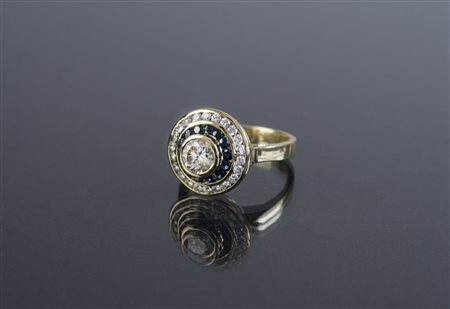 [Nessun Autore] Anello in oro giallo con diamante centrale cts 0.70 contorno...