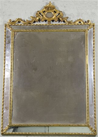 Specchio rettangolare con bordo in legno dorato e cimasa scolpita. cm. 113x75.