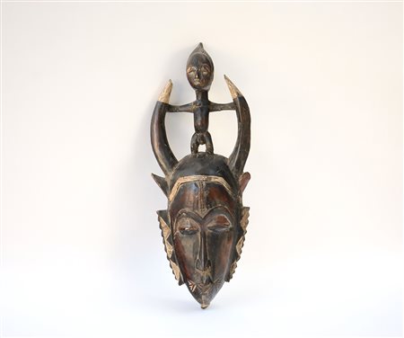 Arte africana, maschera in legno intagliato raffigurante un volto con...