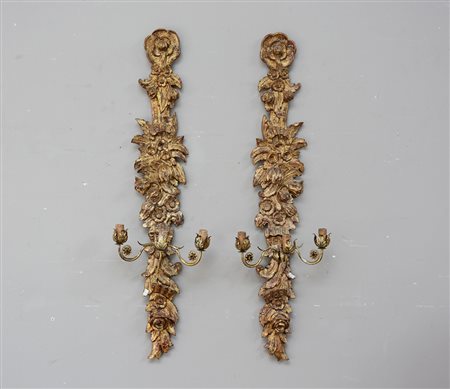 Coppia di appliques a tre fiamme in legno e metallo dorato (h. cm 120)