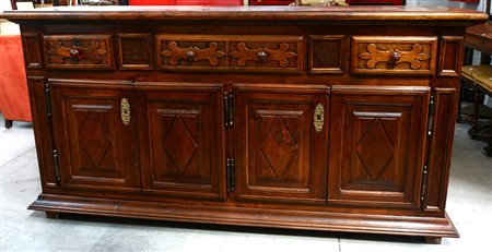 Credenza in legno massello a tre cassetti e quattro ante con specchiature...