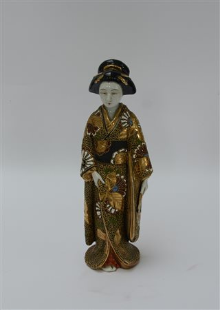 Geisha in porcellana decorata in stile satsuma e policromia Giappone, sec XX...