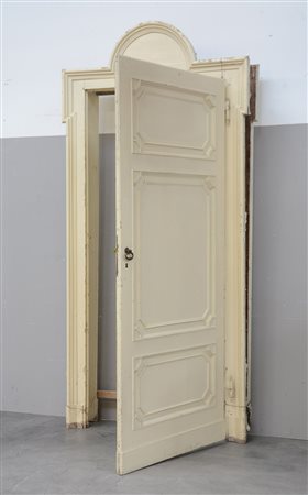 Grande porta a doppio stipite in legno laccato bianco con anta riquadrata e...