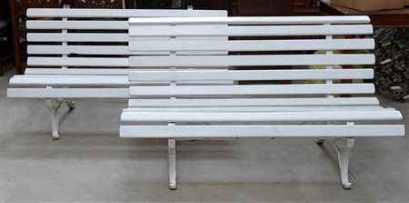 Coppia di panche da giardino in legno e metallo bianco