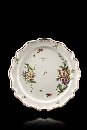 Piatto tondo mistilineo in maiolica decorato ‘alla rosa’ con petali a rilievo...