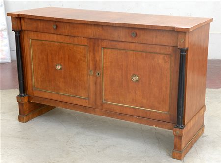 Credenza in noce a due ante e due cassetti decorati da montanti a piena...