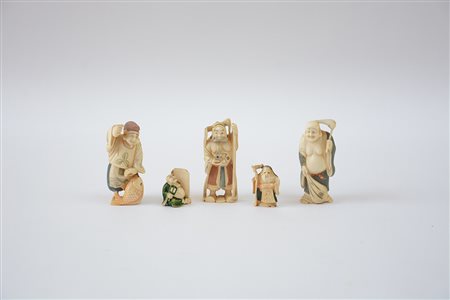 Lotto composto da due netsuke e tre sculturine in avorio inciso e colorato...