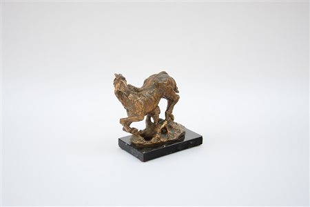 Scultura in bronzo raffigurante un cavallo, firmata Moretti alla base, con...