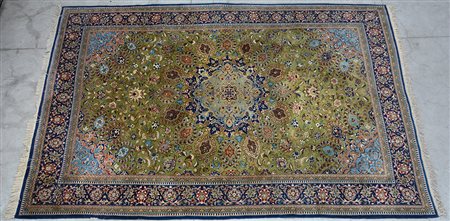 Tappeto Qum, Persia sec. XX. Disegno a medaglione polilobato azzurro e beige...