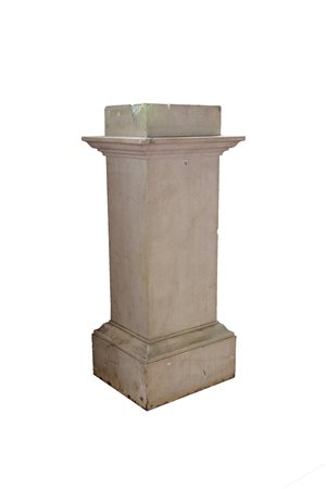 Colonna portavaso in marmo bianco a sezione quadrata (cm 52x116x44)(difetti)